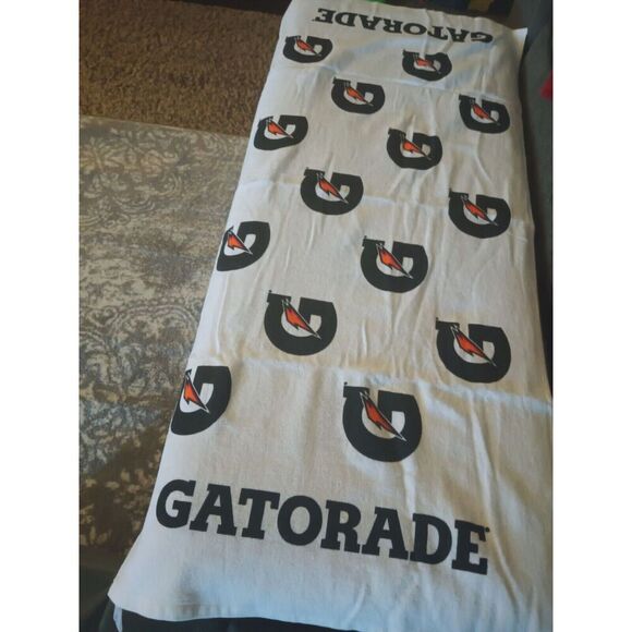 Gatorade Sideline G Towel - Anti-Microbial All Sport Cotton Gym Towel 22" x 42" - Picture 1 of 4